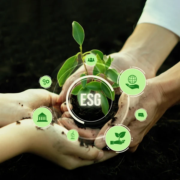 Ícones relacionados à ESG com mãos segurando uma muda de planta ao fundo