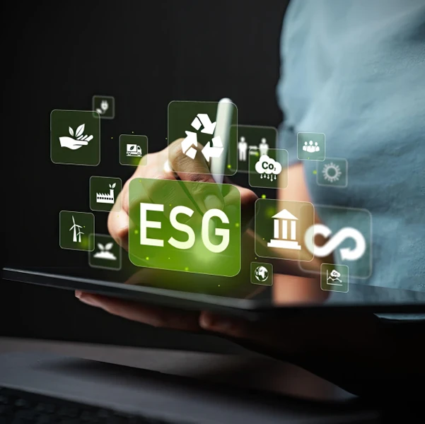 Mulher usando um tablet sobre o que se vê vários ícones relacionados a ESG