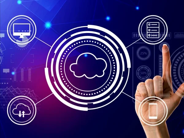 Mão apontando para cima sobreposta por ícones relacionados a armazenamento de arquivos
