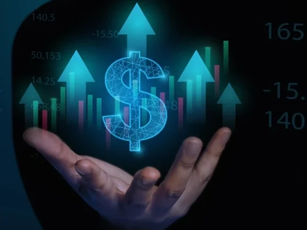 Detalhe de uma mão sobre a qual se vê um cifrão e setas apontando para cima
