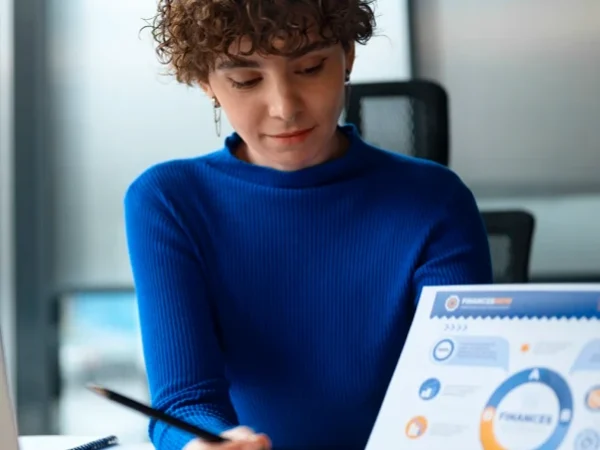 Mulher mostrando dados em um gráfico