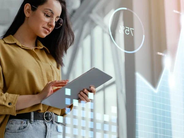 Mulher em pé utilizando um tablet