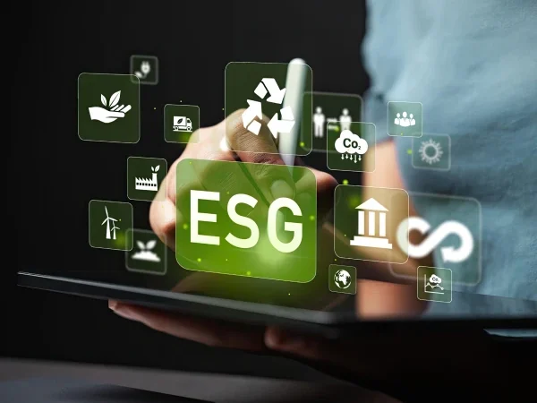 Mulher usando um tablet sobre o que se vê vários ícones relacionados a ESG