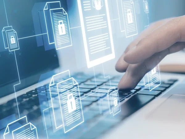 Mão sobre um teclado com ícones de arquivos protegidos