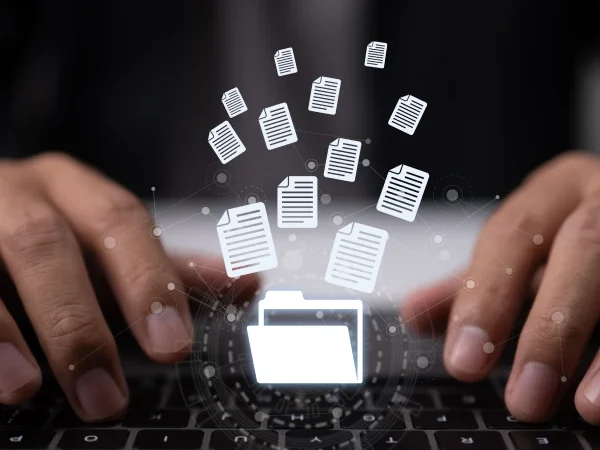 Mão sobre um teclado com ícones de pastas e arquivos