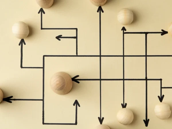 Vários pinos e esferas de madeira conectados por setas