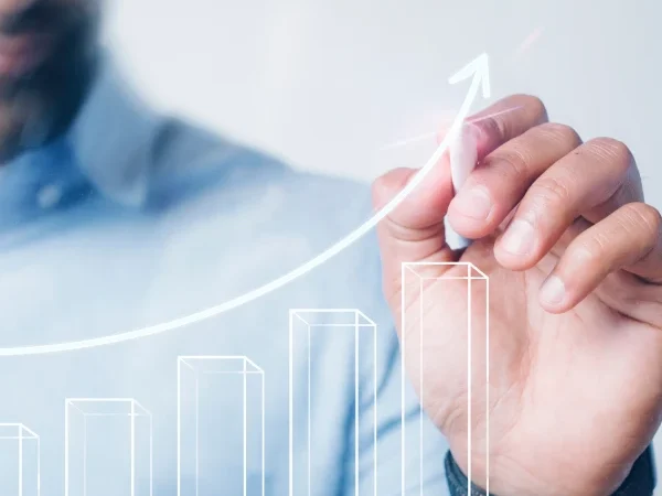 Homem desenhando um gráfico crescente na tela